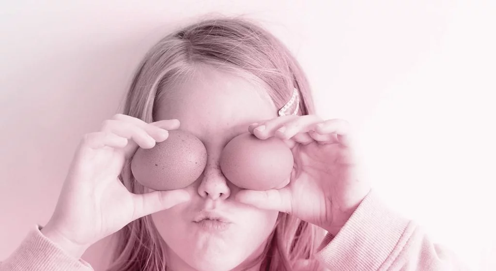 niña con huevos en los ojos